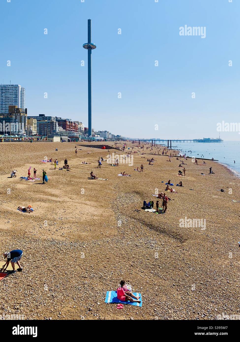 Brighton, Royaume-Uni - 11 août 2020 : personnes sur la plage pendant la canicule estivale. Banque D'Images