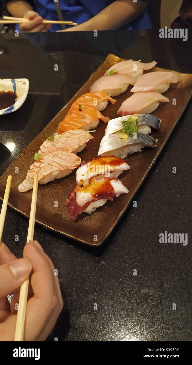 Plateau de sushis (saumon, poulpe, maquereau et autres) dans un restaurant près de la gare de Kyoto, au Japon. Banque D'Images