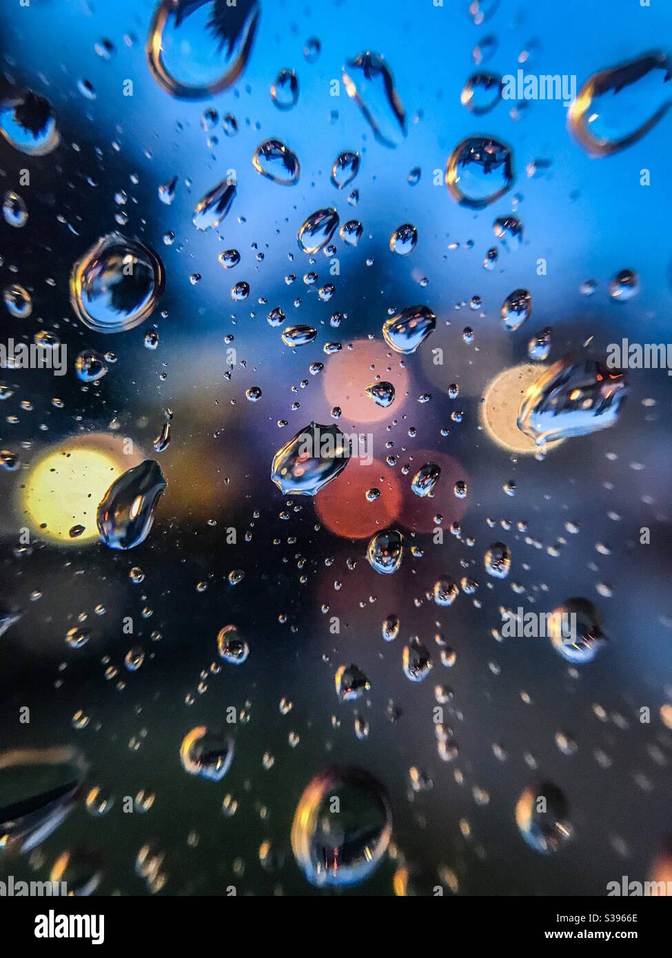 Les gouttelettes d'eau sur une fenêtre - Image de stock capturée avec un smartphone