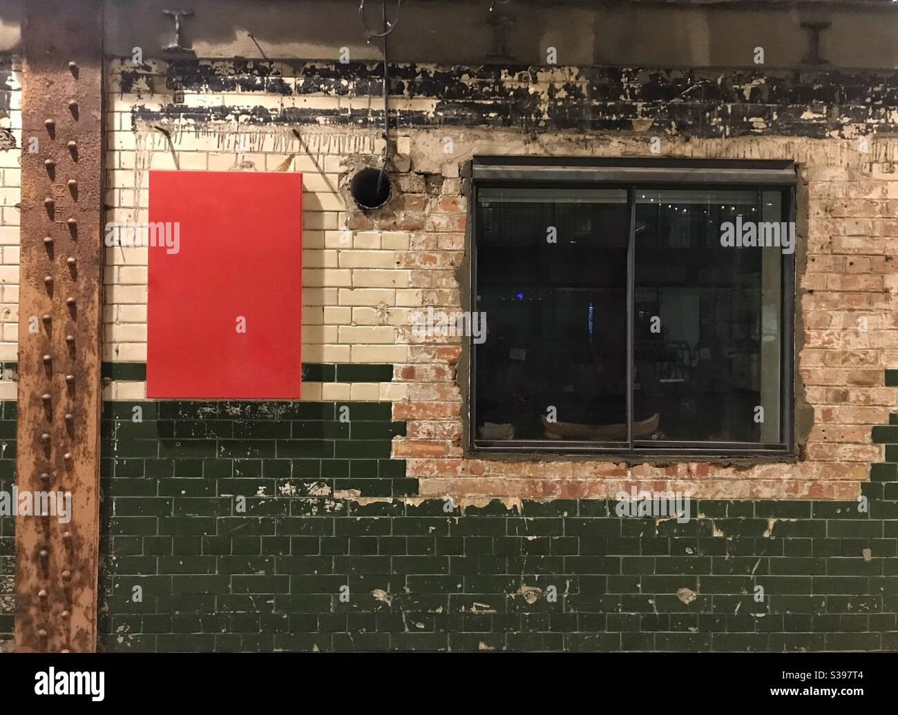 Mur en briques d'époque peint avec fenêtre et structure en acier métallique - Image de stock capturée avec un smartphone