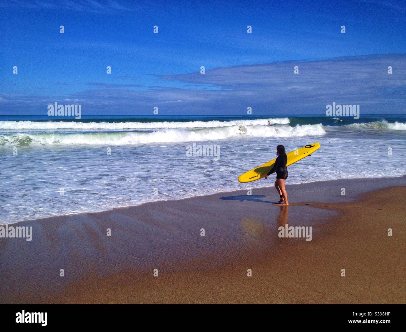 Session de surf à Bidard, Pyrénées Atlantiques, France Banque D'Images