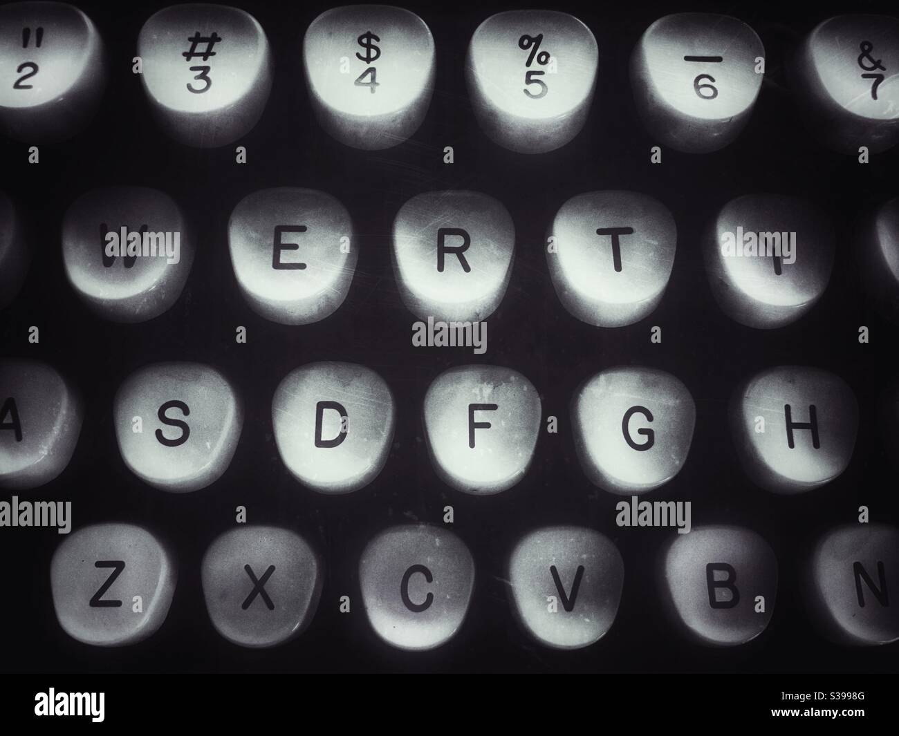 Gros plan d'un clavier de machine à écrire rétro en noir et blanc Banque D'Images