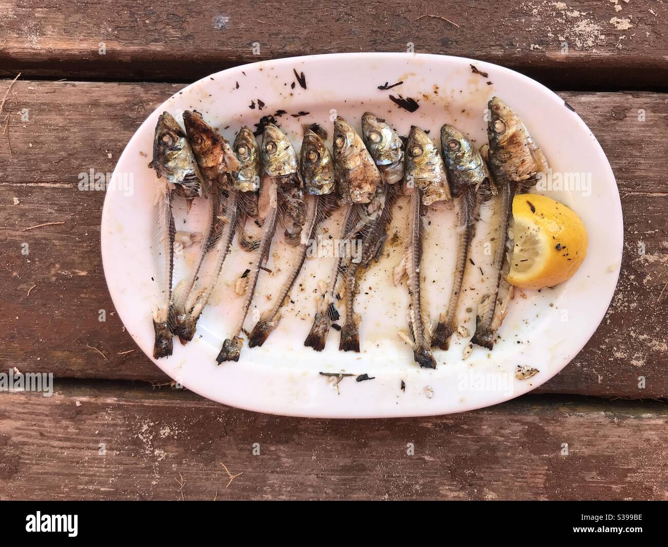 Sardines méditerranéennes après barbecue avec citron Banque D'Images
