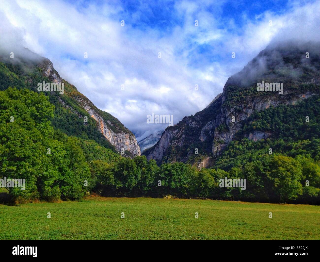 Paysage de la vallée de l'Aspe, Urdos, Pyrénées Atlantiques, France Banque D'Images