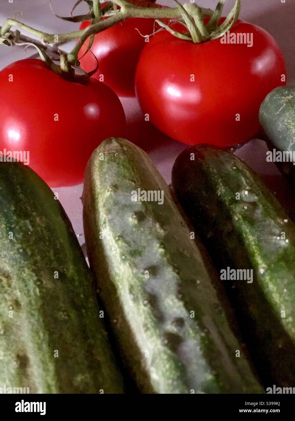Tomates fraîches et concombres de jardin - Image de stock capturée avec un smartphone