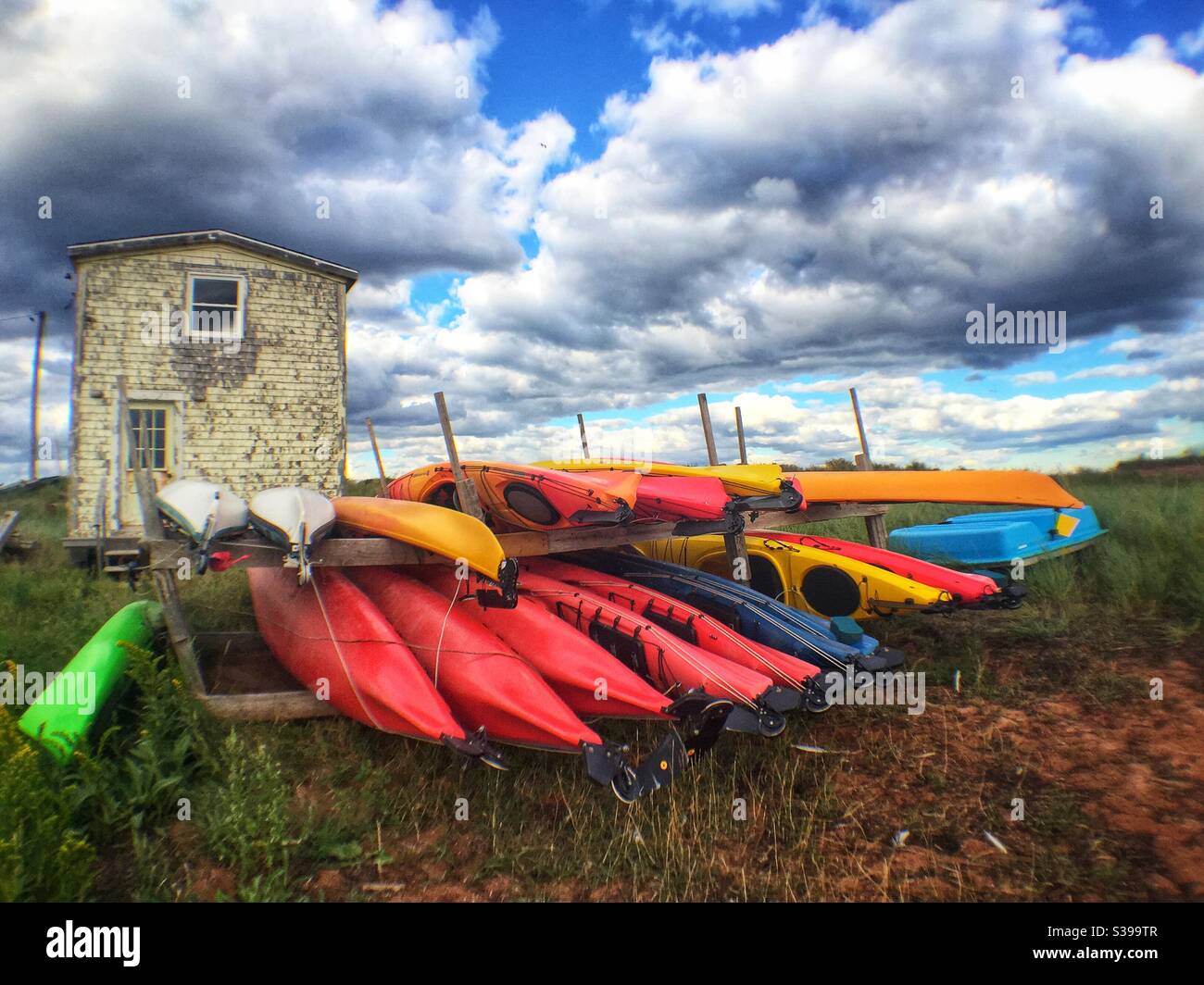 Une pile de kayaks qui attendent les touristes. Banque D'Images