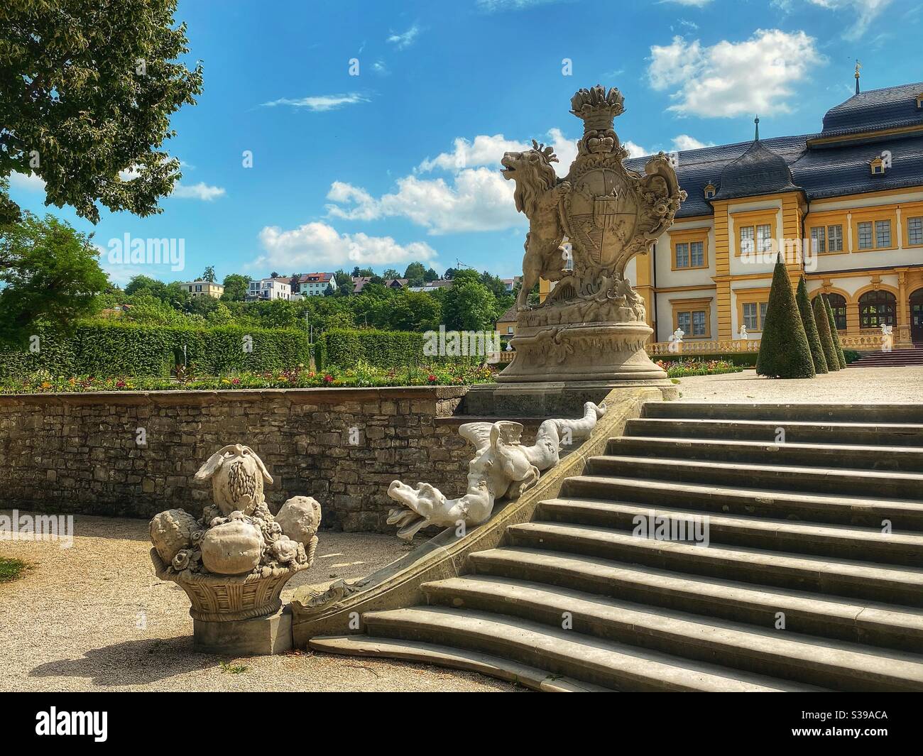 Détail escalier du palais de la Résidence d'été près de Würzburg, construit au XVIIe siècle. - Image de stock capturée avec un smartphone