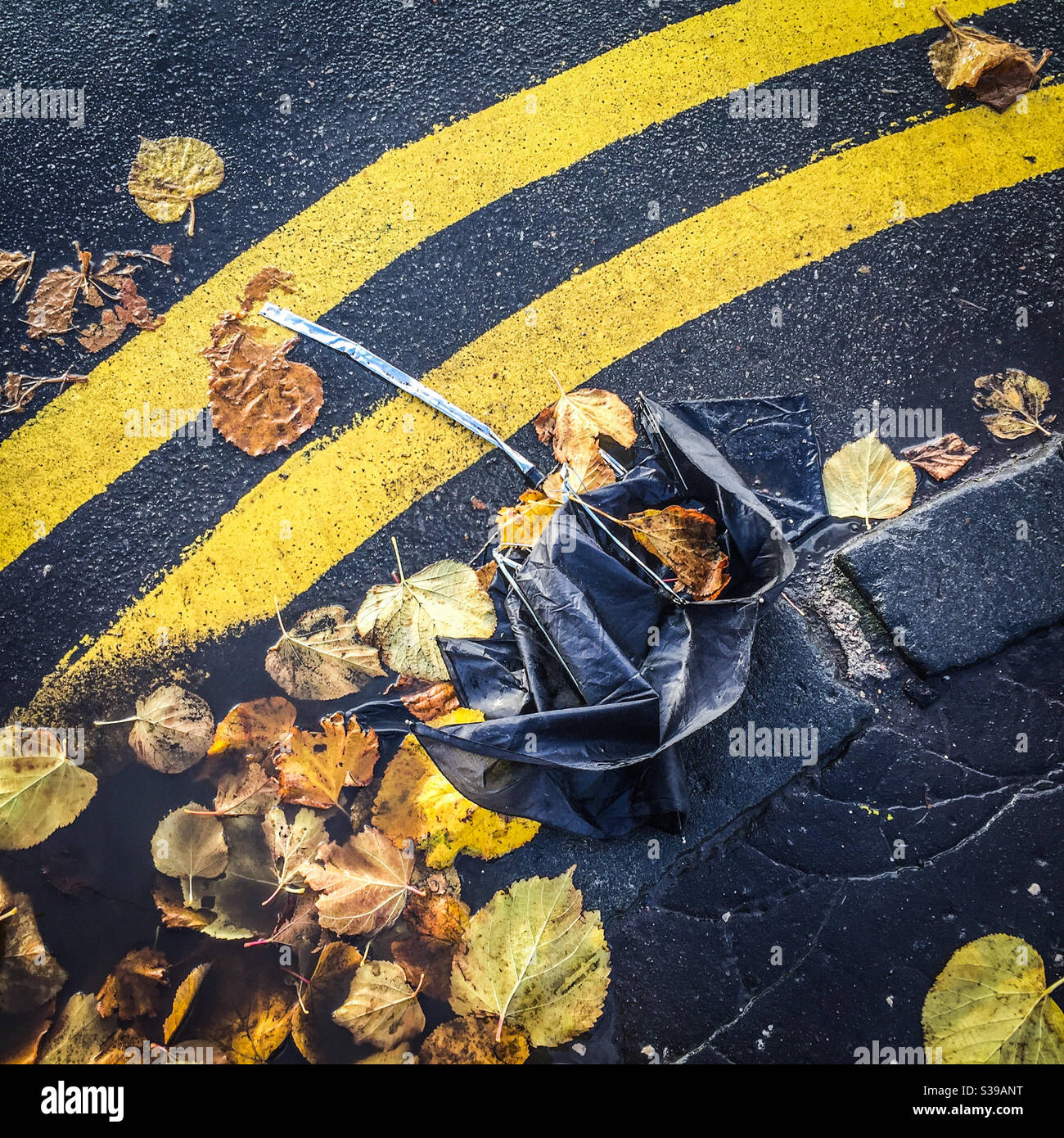 Un parapluie cassé mis au rebut - Image de stock capturée avec un smartphone