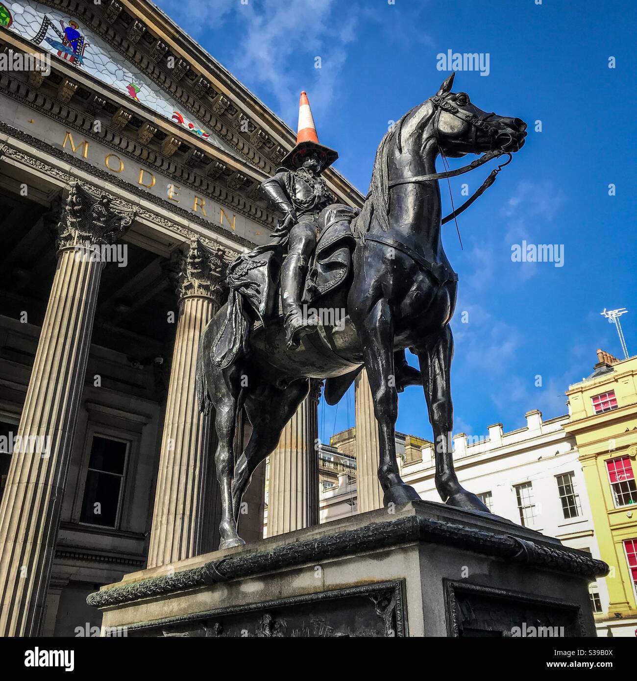 Statue du duc de Wellington à Glasgow avec cône de circulation orange sur la tête Banque D'Images