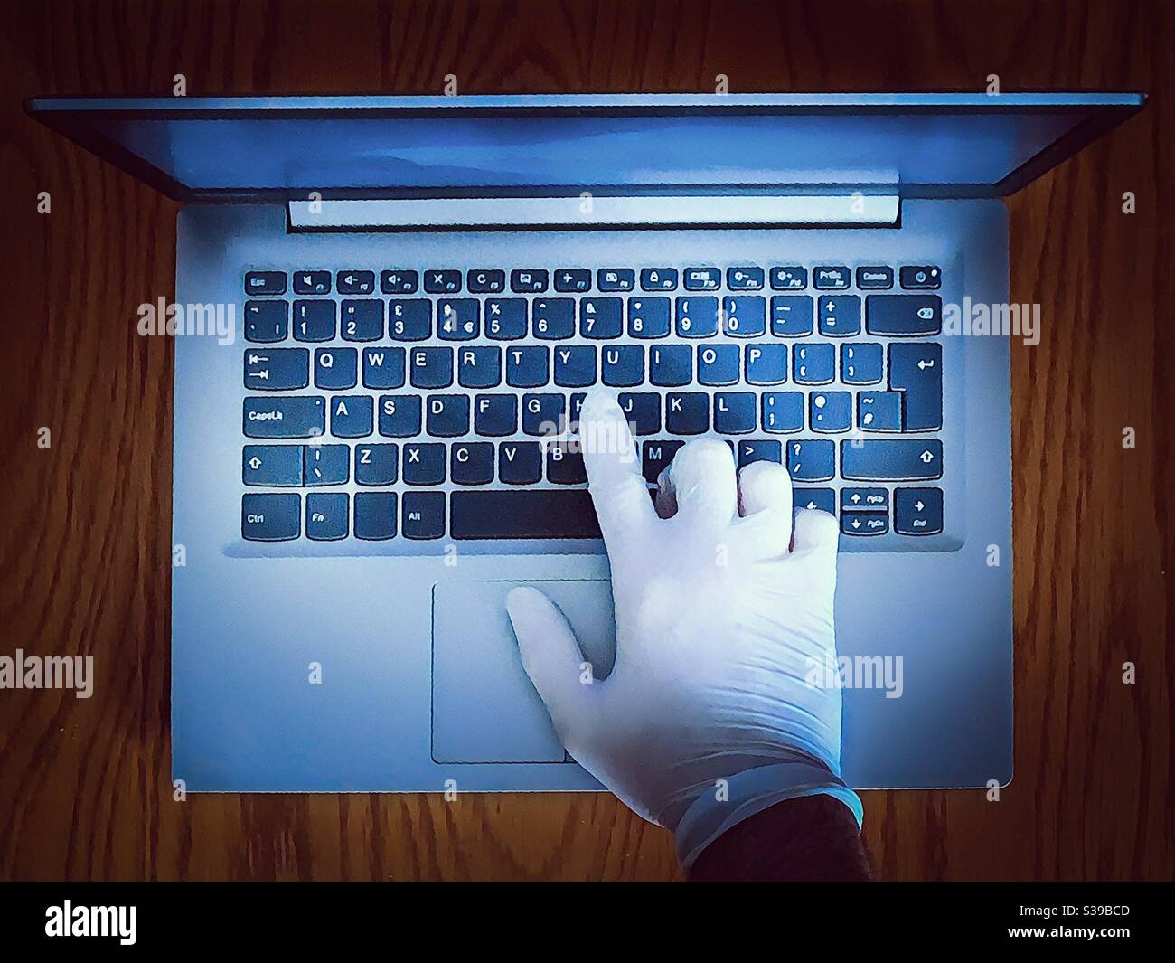 Sécurité en ligne. Identifier le vol. Fraude en ligne - Image de stock capturée avec un smartphone