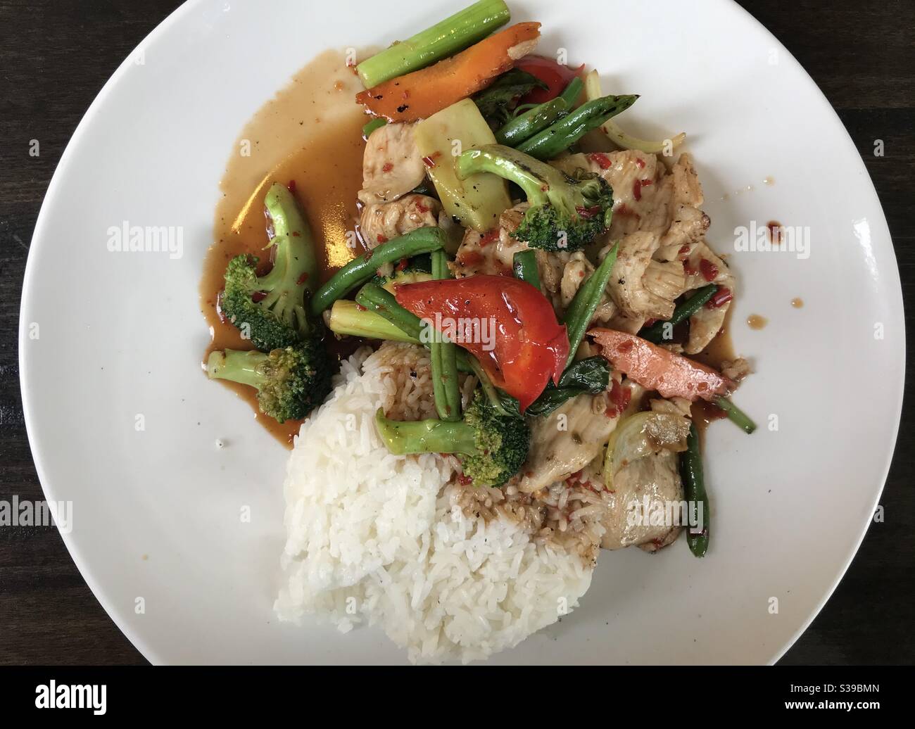 Poulet au basilic thaïlandais. Banque D'Images