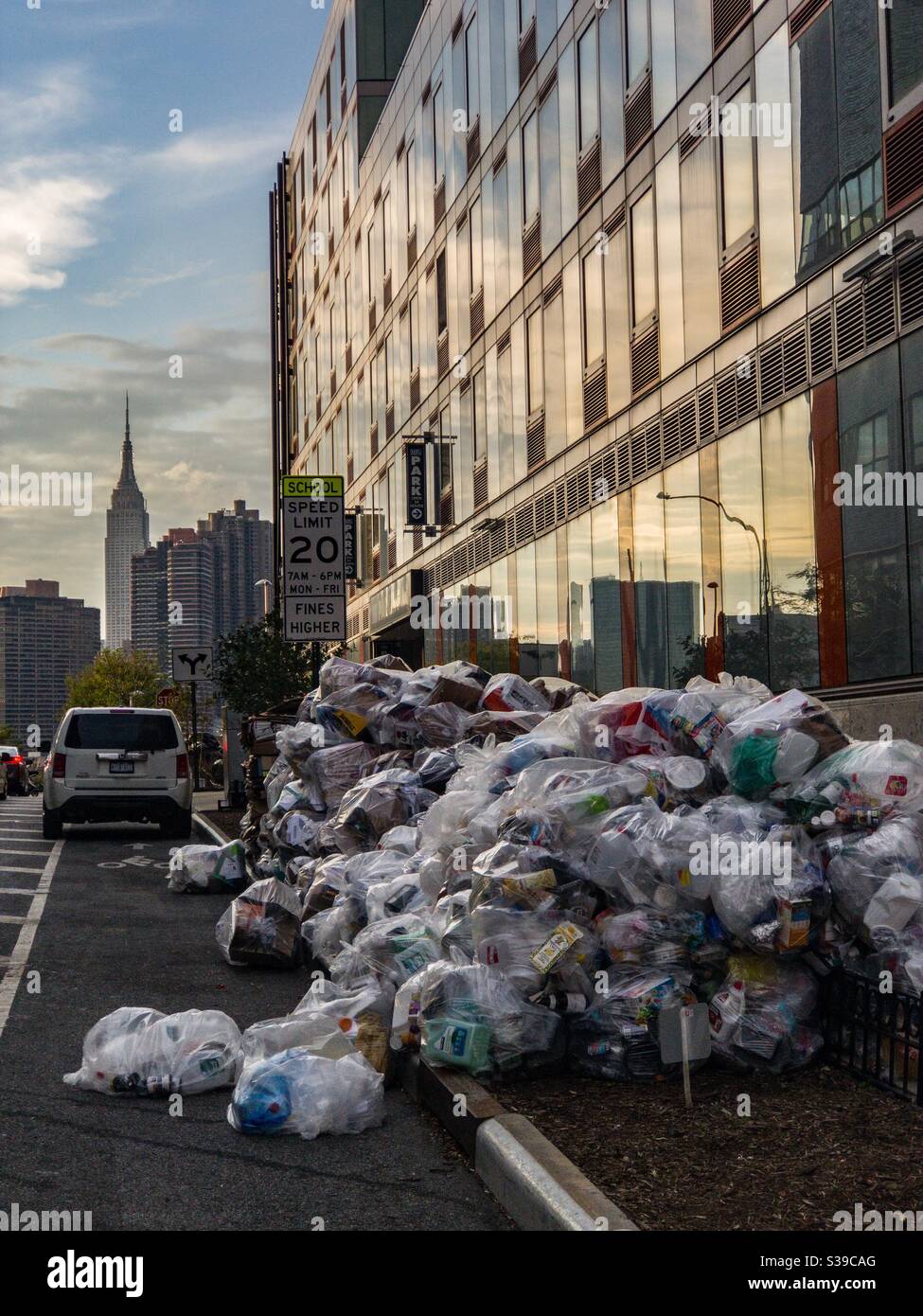 Montagne de déchets d'un bâtiment de luxe de location de départements à long Island City, Queens - Image de stock capturée avec un smartphone