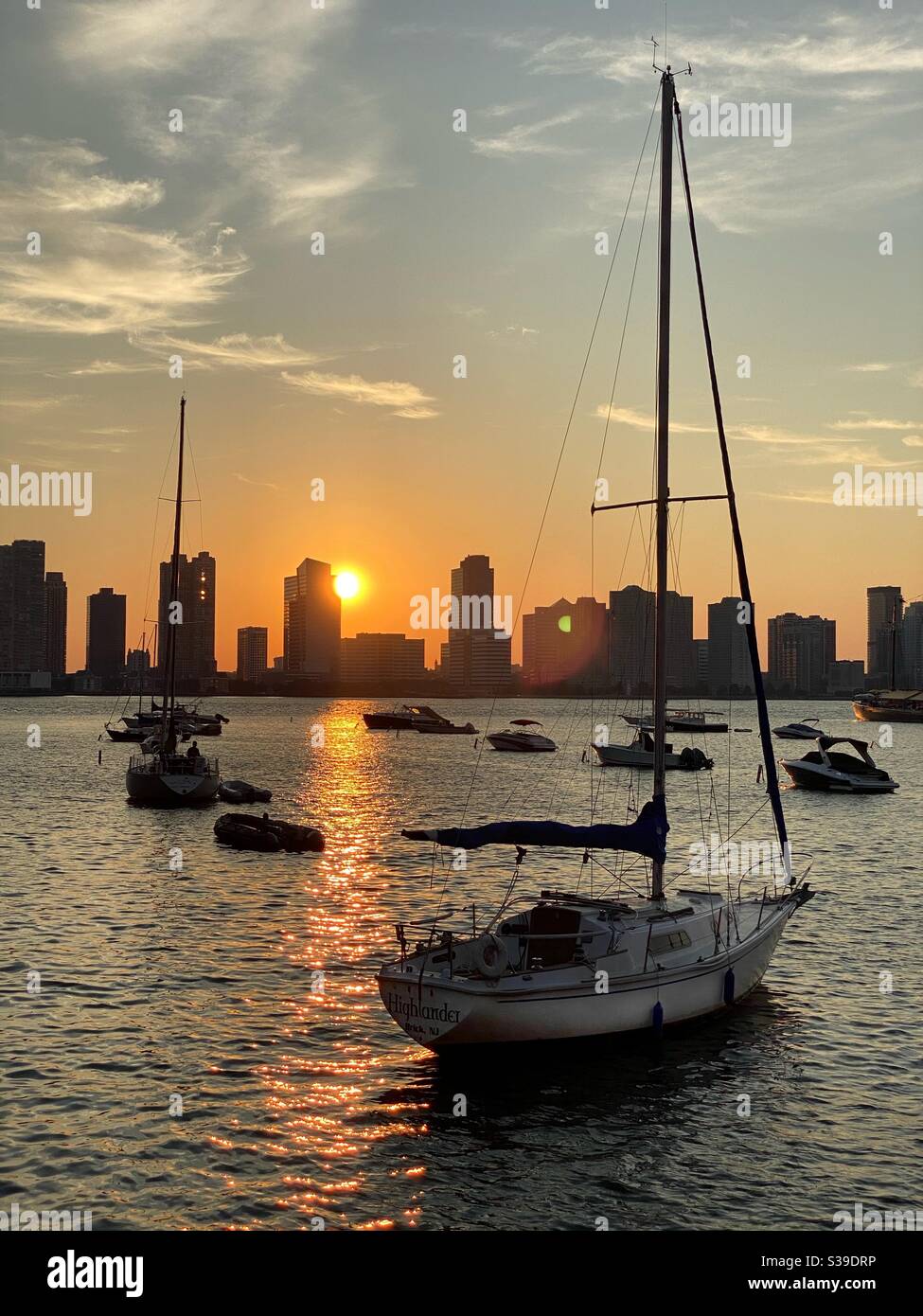 Bateaux à voile sur l'Hudson River au coucher du soleil - Image de stock capturée avec un smartphone