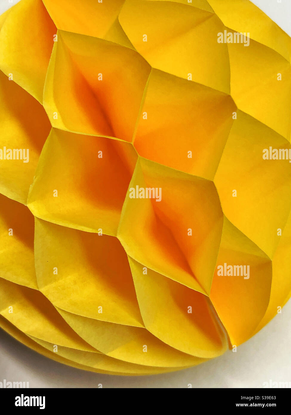 décoration nid d'abeille en papier jaune Banque D'Images