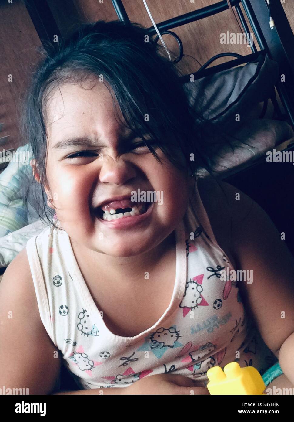 Une Fille De 5 Ans Qui Vient De Sortir Sa Dent De Bebe Photo Stock Alamy Une Fille De 5 Ans Qui Vient De Sortir Sa Dent De Bebe Photo Stock Alamy