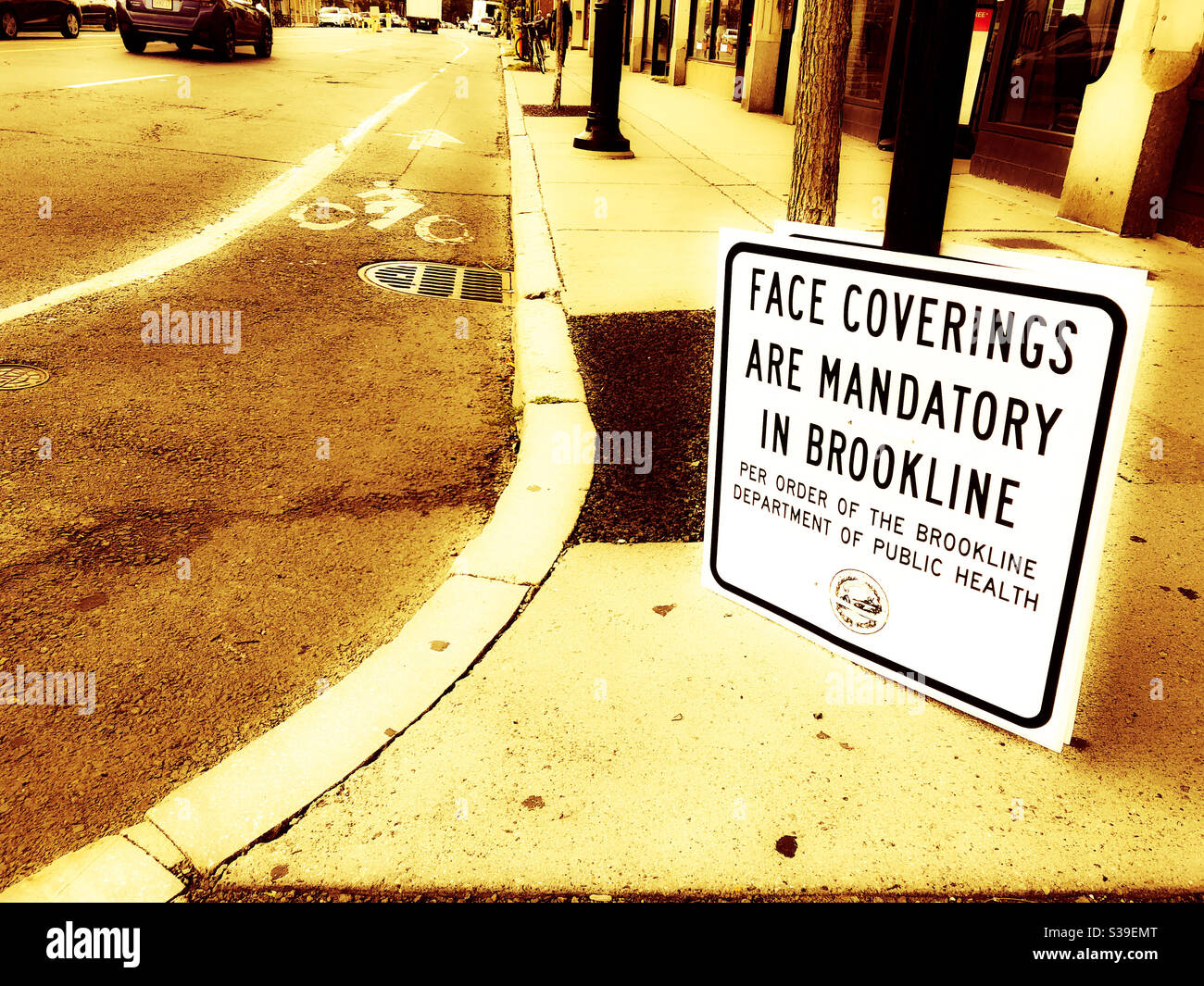 Revêtements de visage obligatoire panneau sur rue Brookline Massachusetts les gens doivent porter des masques Banque D'Images