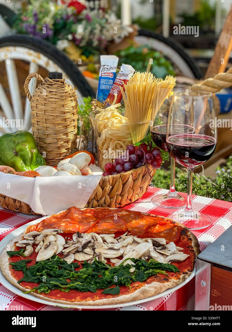 Pizza italienne et vin rouge Banque de photographies et d’images à haute résolution Alamy