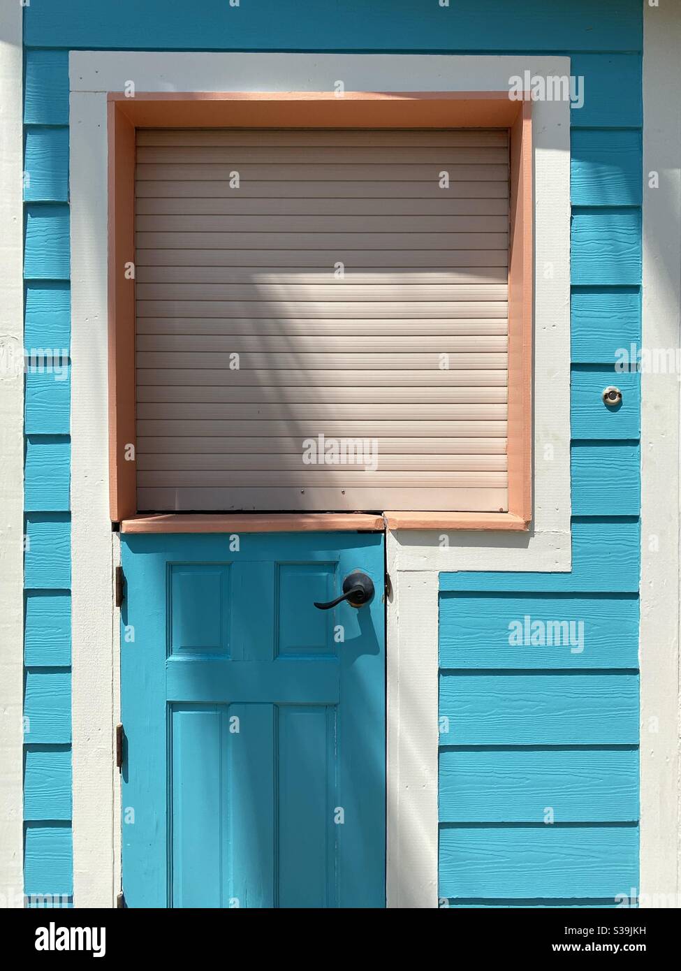 Mur extérieur sarcelle avec fenêtre et porte Banque D'Images