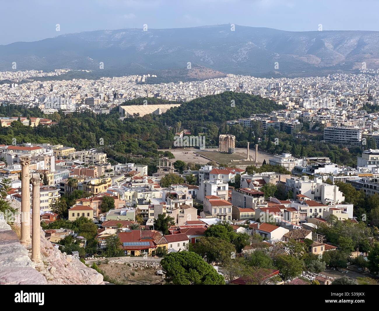 Vue sur Florence et le temple de Zeus olympique depuis la colline de l'Acropole à Athènes, Grèce Banque D'Images