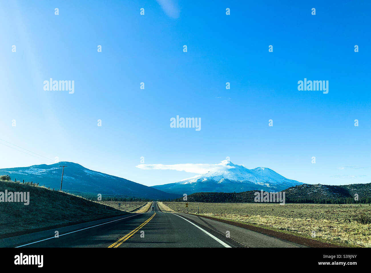 Roulez en Californie du Nord sur une autoroute ouverte avec Mount Shasta au loin Banque D'Images