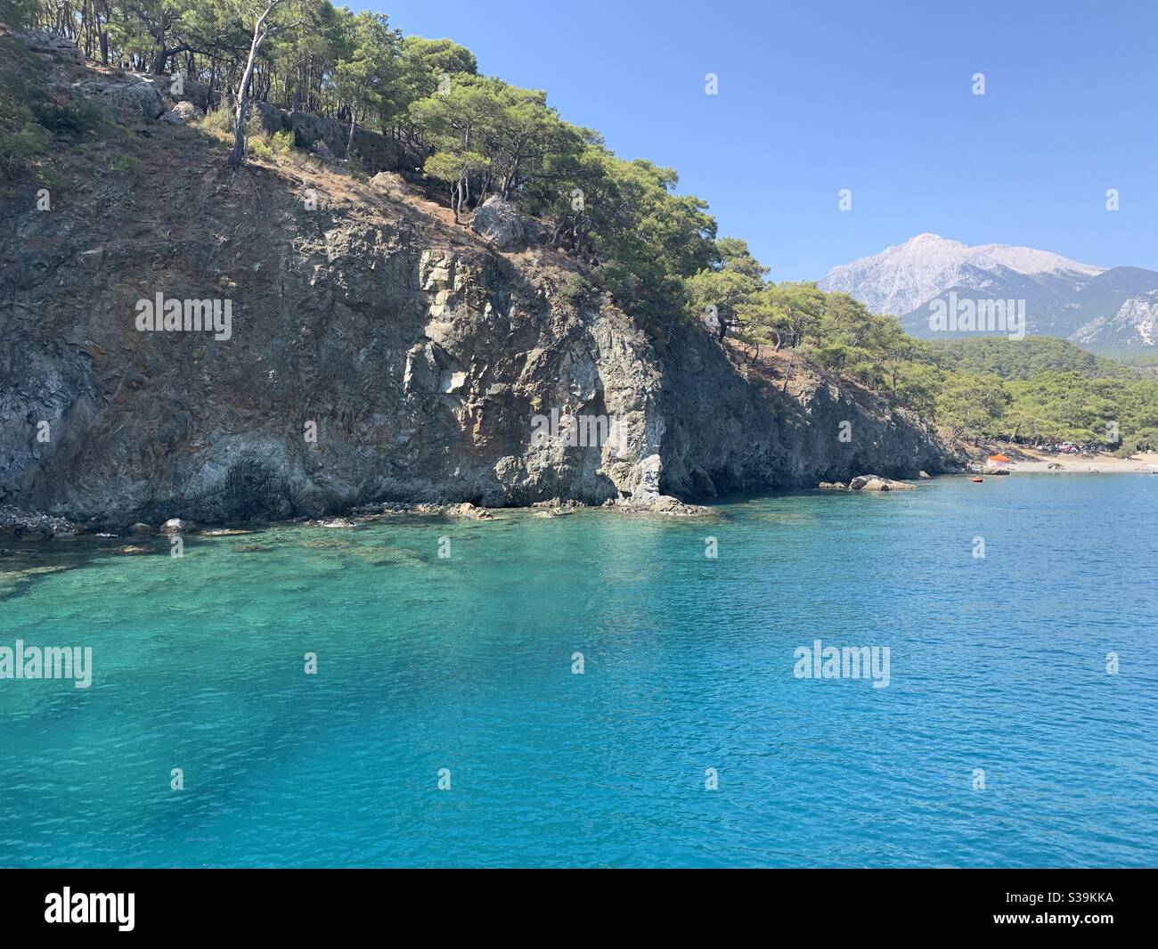 Eaux turquoises sur la côte de Kemer Antalya Banque D'Images