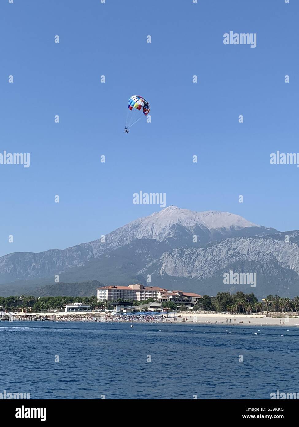 Parapente sur le mont Tahtali à Kemer turquie - Image de stock capturée avec un smartphone