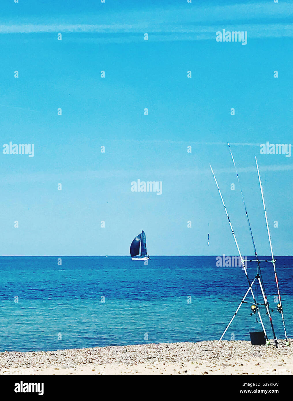 Le voilier bleu à la mer Baltique Banque D'Images
