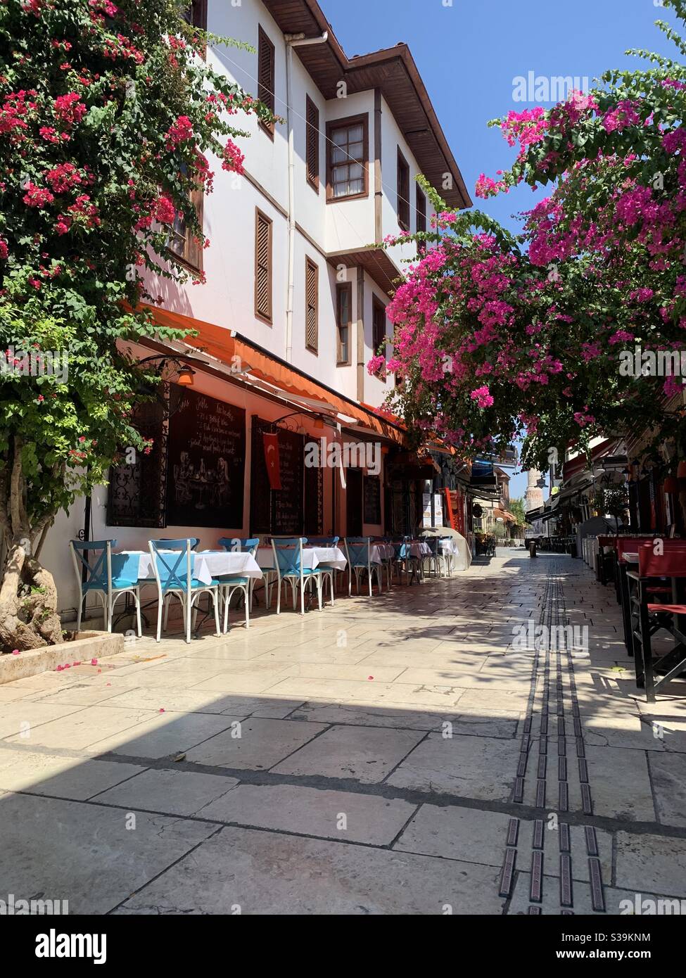 Scène de rue avec arbres fleuris dans la vieille ville d'Antalya Banque D'Images