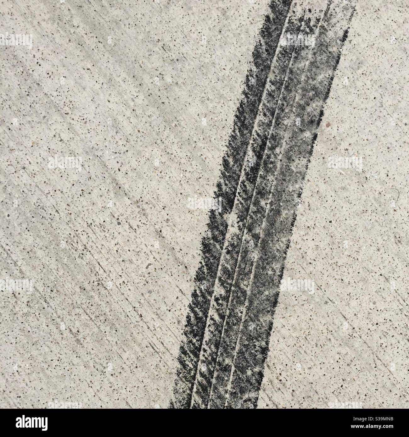 Marques de pneu sur une surface en béton. - Image de stock capturée avec un smartphone