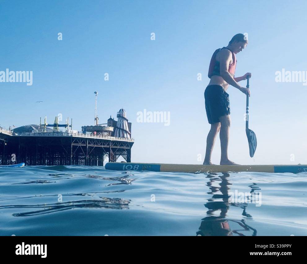 Paddle-board sur la jetée de Brighton Banque D'Images