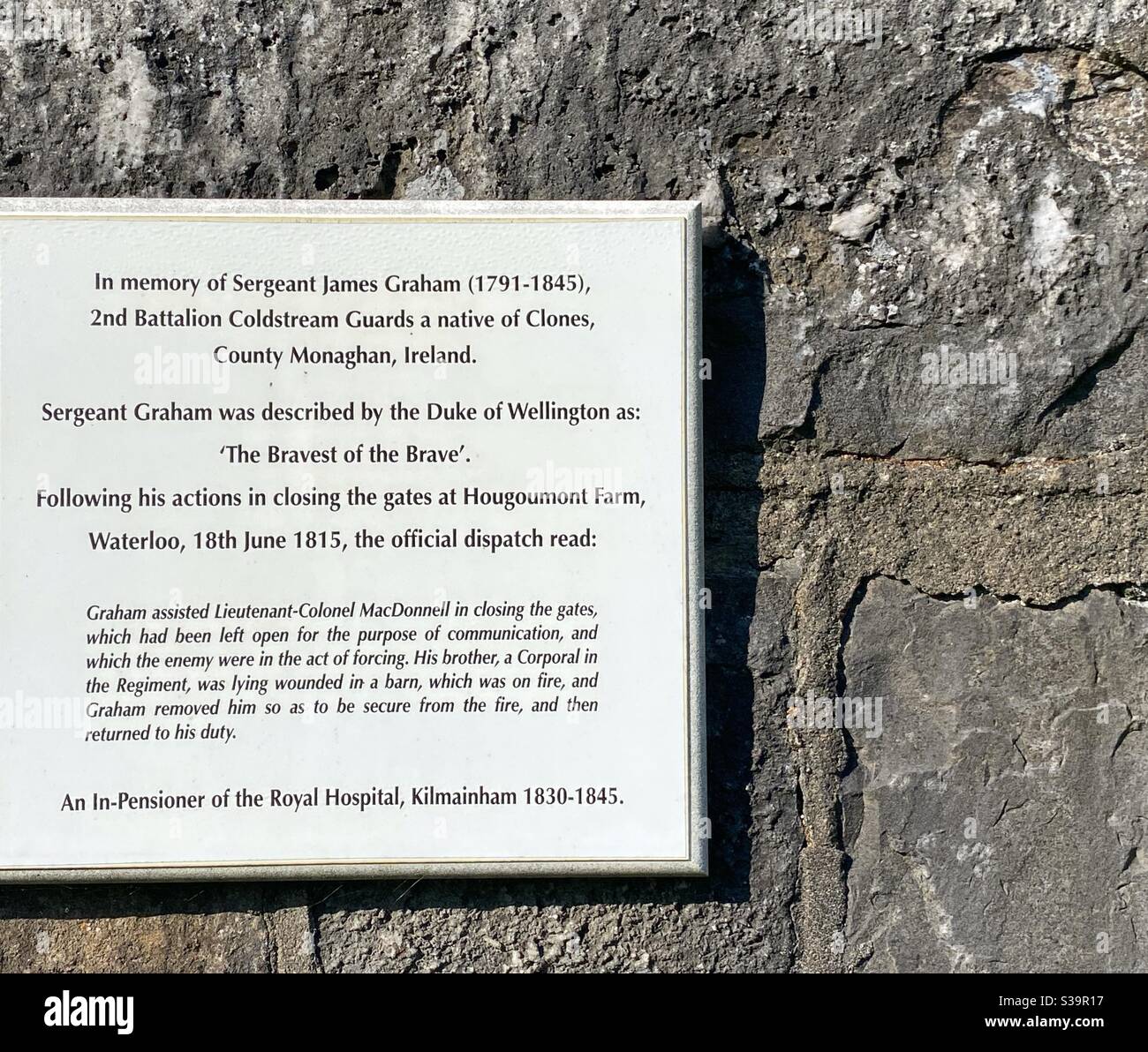 Une plaque sur le mur du Royal Hospital Kilmainham, Dublin Irlande, en mémoire du sergent James Graham, pour avoir fermé les portes de la ferme Hougoumont. - Image de stock capturée avec un smartphone