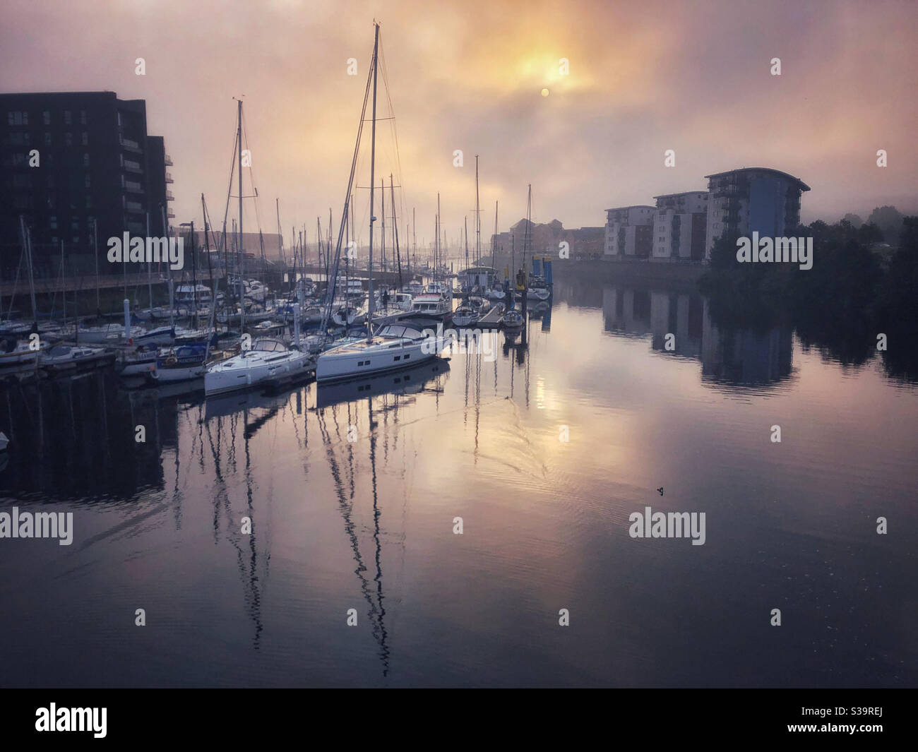 Lever de soleil sur Penarth Marina sur la rivière Ely, Cardiff, septembre. - Image de stock capturée avec un smartphone