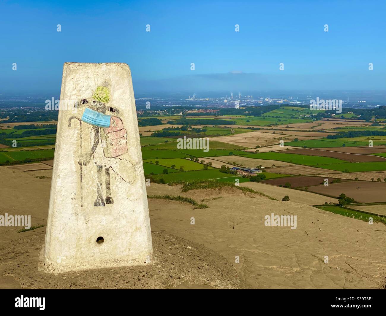 Le roseberry Tning, un endroit de beauté local, utilisé par beaucoup pour leur exercice quotidien pendant Covid19 Lockdown surplombe Teesside et le nord-est de l'Angleterre où le retour à Lockdown est prévu aujourd'hui Banque D'Images