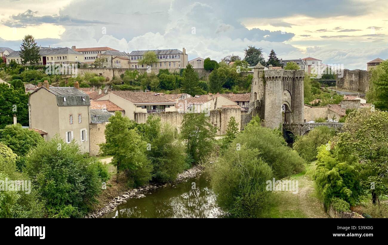 Nuages orageux se concocter au-dessus de Parthenay France Banque D'Images