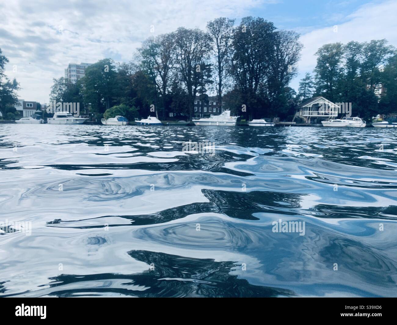 Réflexions sur la rivière à Kingston-upon-Thames - Image de stock capturée avec un smartphone