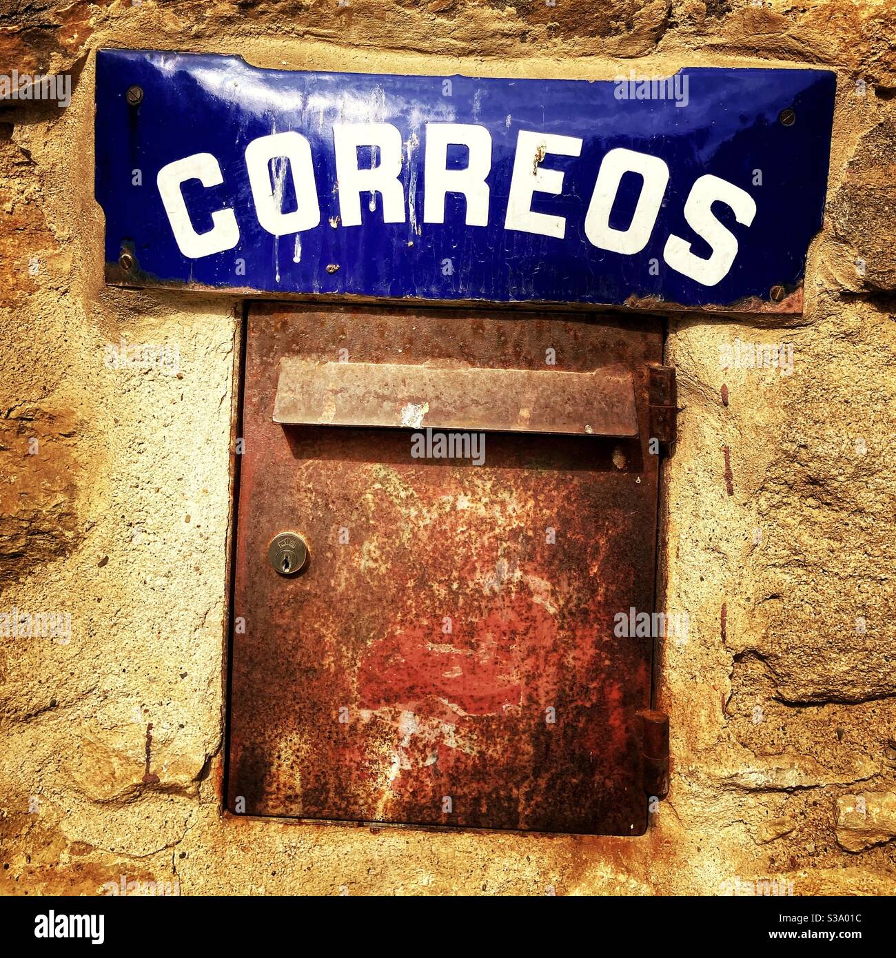 Correos, service postal national de l'Espagne, à Peratallada, province de Gérone, Catalogne. - Image de stock capturée avec un smartphone