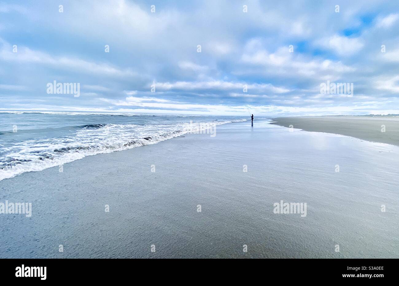 Pêche sur le surf à long Beach, Washington, la plus longue plage de sable des États-Unis. Banque D'Images