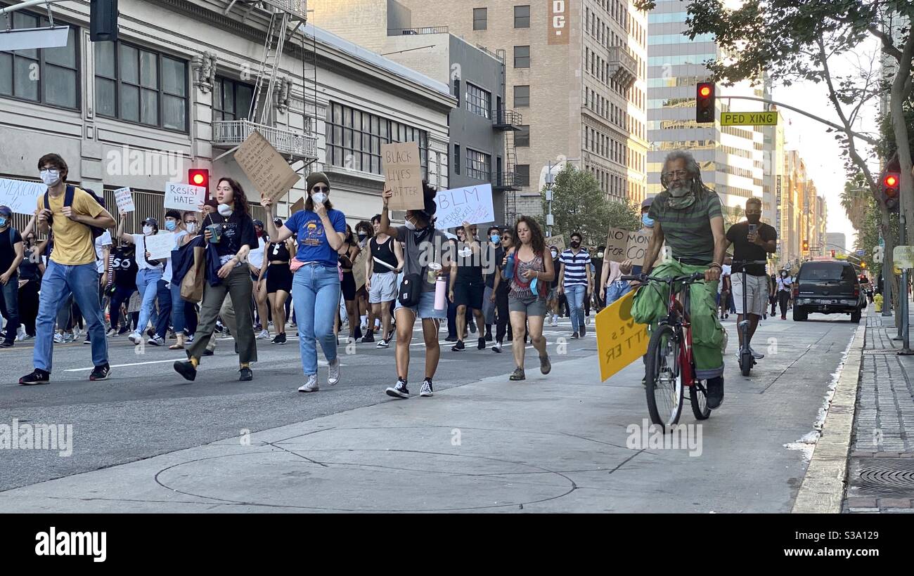 LOS ANGELES, CA, 3 JUIN 2020 : les manifestants de la vie noire comptent marcher paisiblement avec plusieurs panneaux dans les rues du centre-ville Banque D'Images