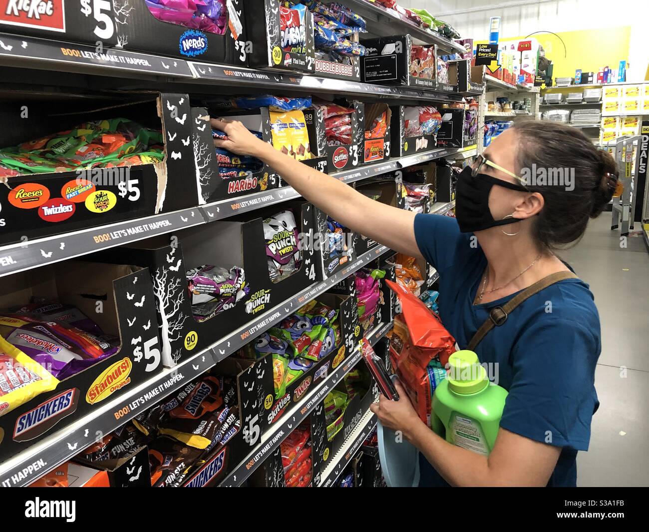 Un acheteur, Holly Tippet, choisit des friandises d'halloween à Dollar General à Columbus, Mississippi. Photo prise le 16 août 2020. Banque D'Images