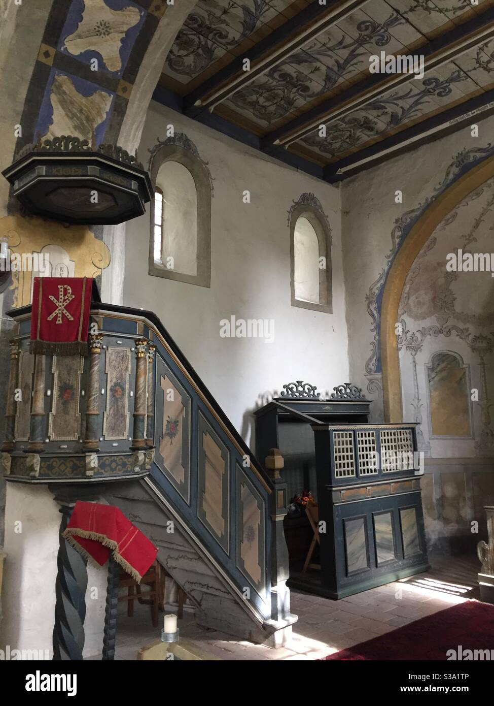 Église décorative avec chaire et armoire. Murs blanchis à la chaux. Borne, Flamming, Brandebourg, Allemagne Banque D'Images