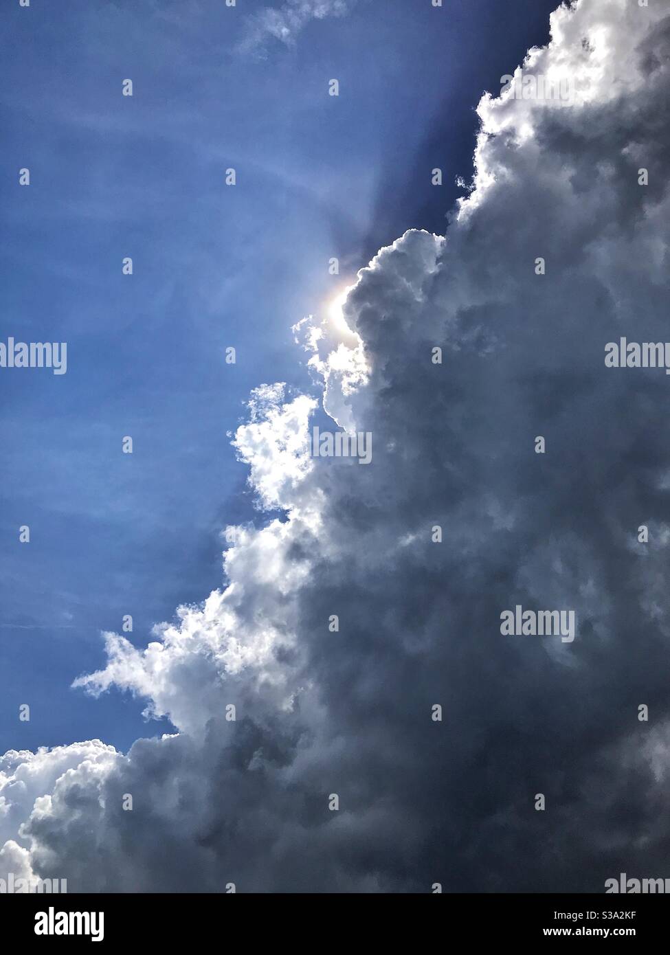 Des nuages de tempête obscurcissent le soleil Banque D'Images