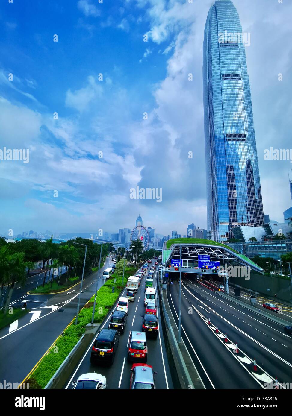 Embouteillage pendant les heures de pointe dans le quartier central de Hong Kong. - Image de stock capturée avec un smartphone