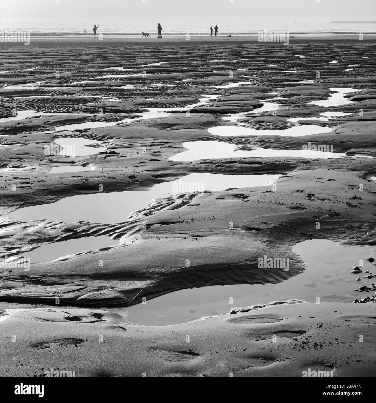 Motifs dans le sable en noir et blanc - Image de stock capturée avec un smartphone