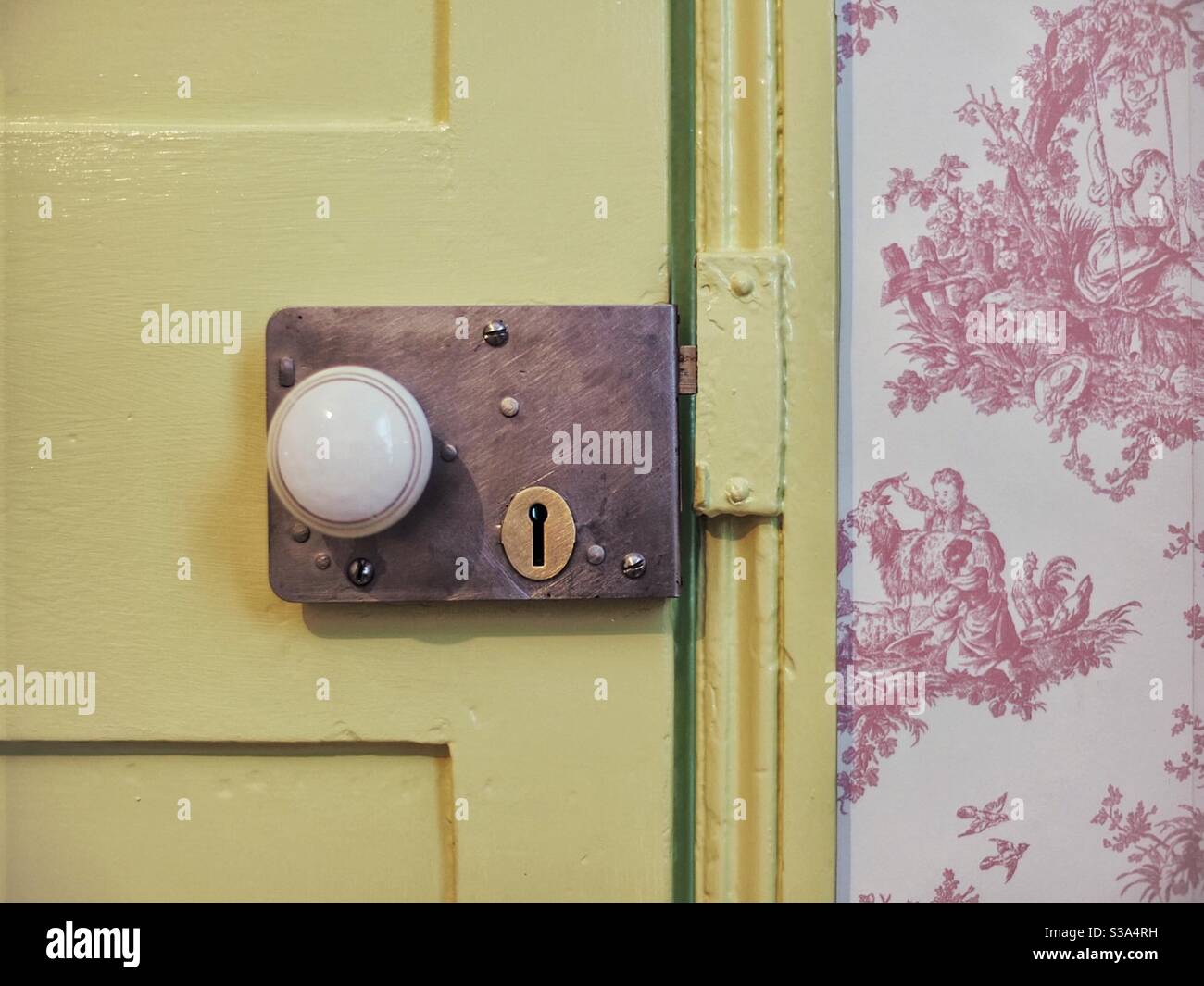 Vieille porte à l'intérieur de la vieille maison Banque D'Images