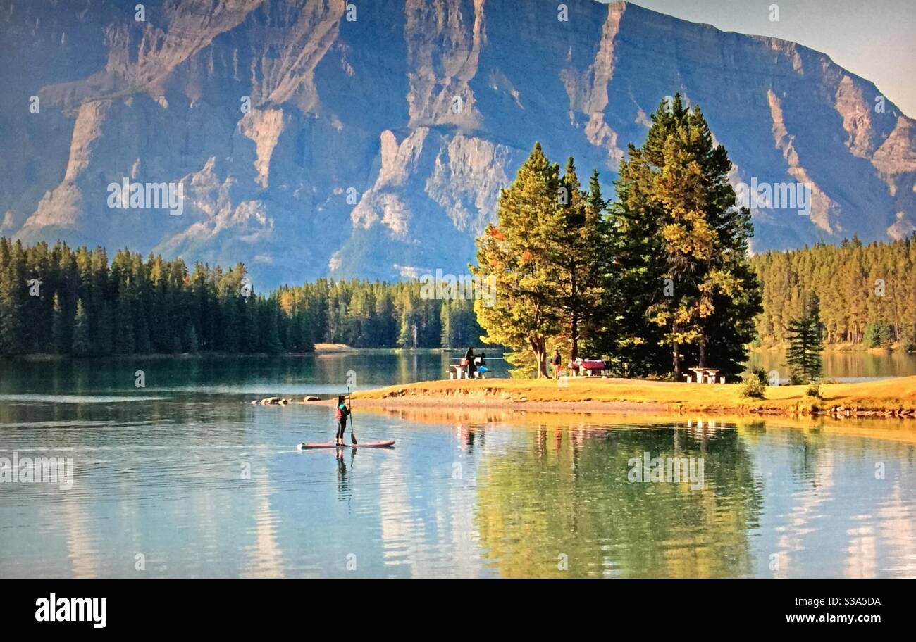 Two Jack Lake, Rocheuses canadiennes, jeux aquatiques, détente en famille, pays sauvage, terrain de jeu de montagne, frontière paddle Banque D'Images