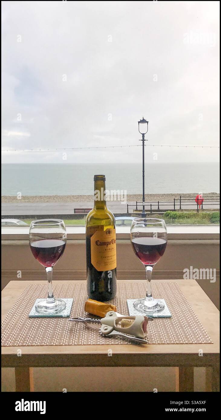 Vue sur la mer avec vin rouge. Un endroit relaxant pour se détendre Banque D'Images