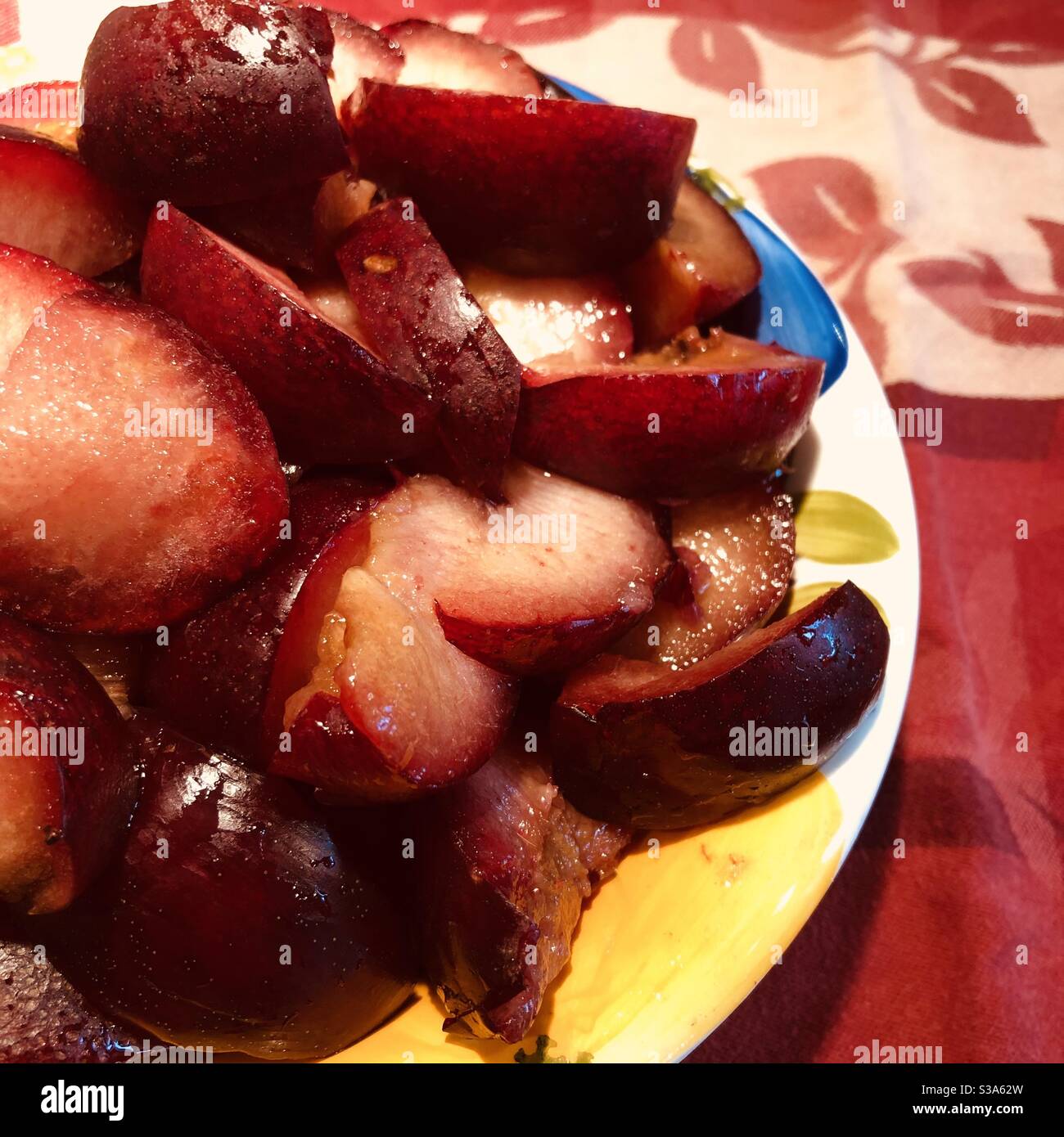 Pruneaux dans un bol pour un reçu de confiture de prunes. Reçu d'automne avec fruits. - Image de stock capturée avec un smartphone