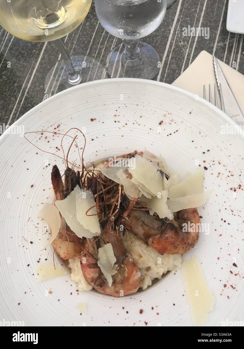 Risotto aux fruits de mer recouvert de copeaux de parmesan - Image de stock capturée avec un smartphone Risotto aux fruits de mer recouvert de copeaux de parmesan - Image de stock capturée avec un smartphone