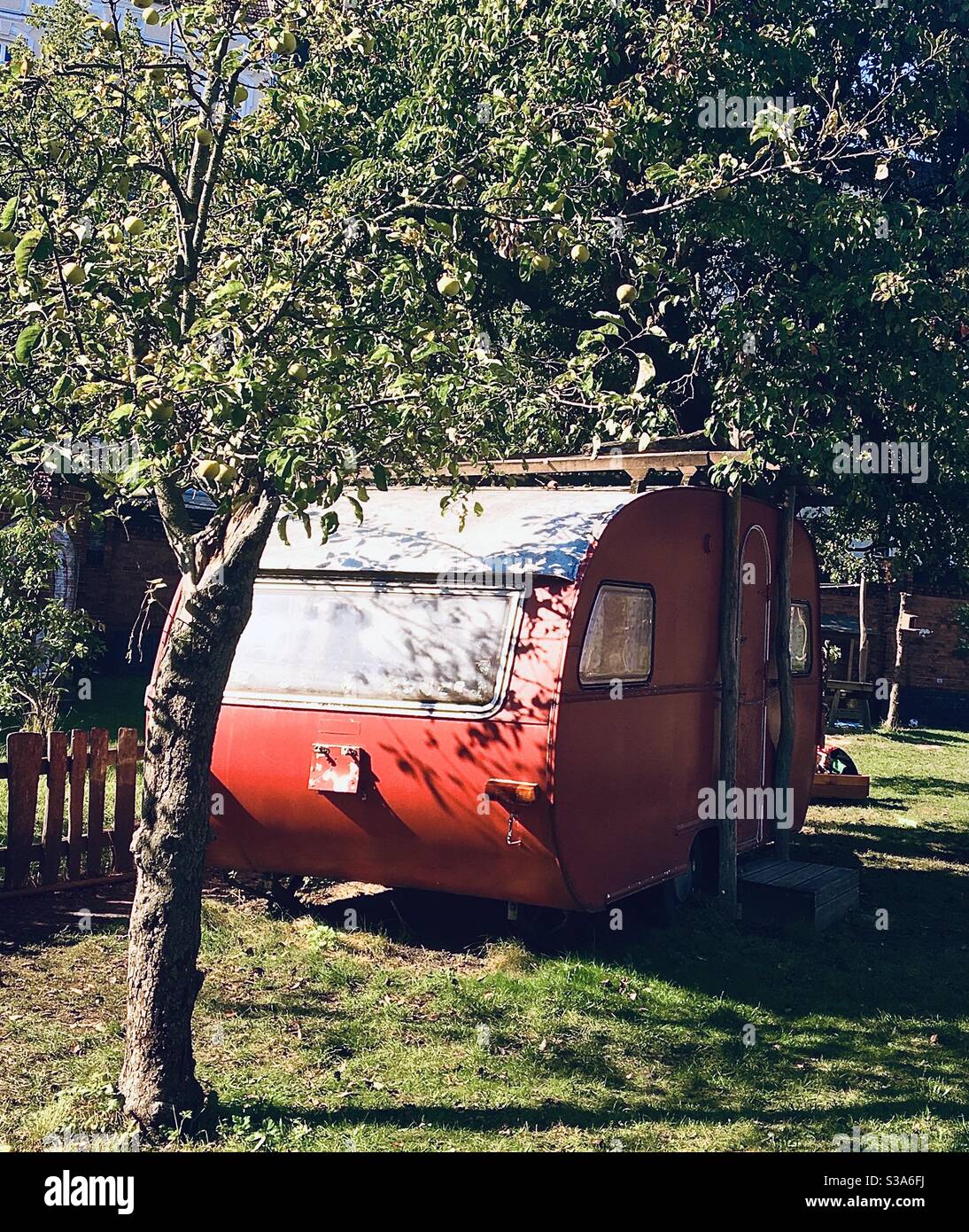 Une caravane rouge au milieu de Berlin, Friedrichshain, Thaerstrasse. Banque D'Images