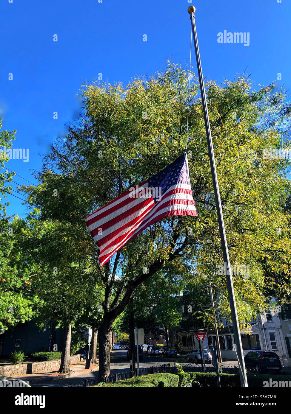 Drapeau américain à la moitié du personnel pour indiquer le deuil et le respect Banque D'Images